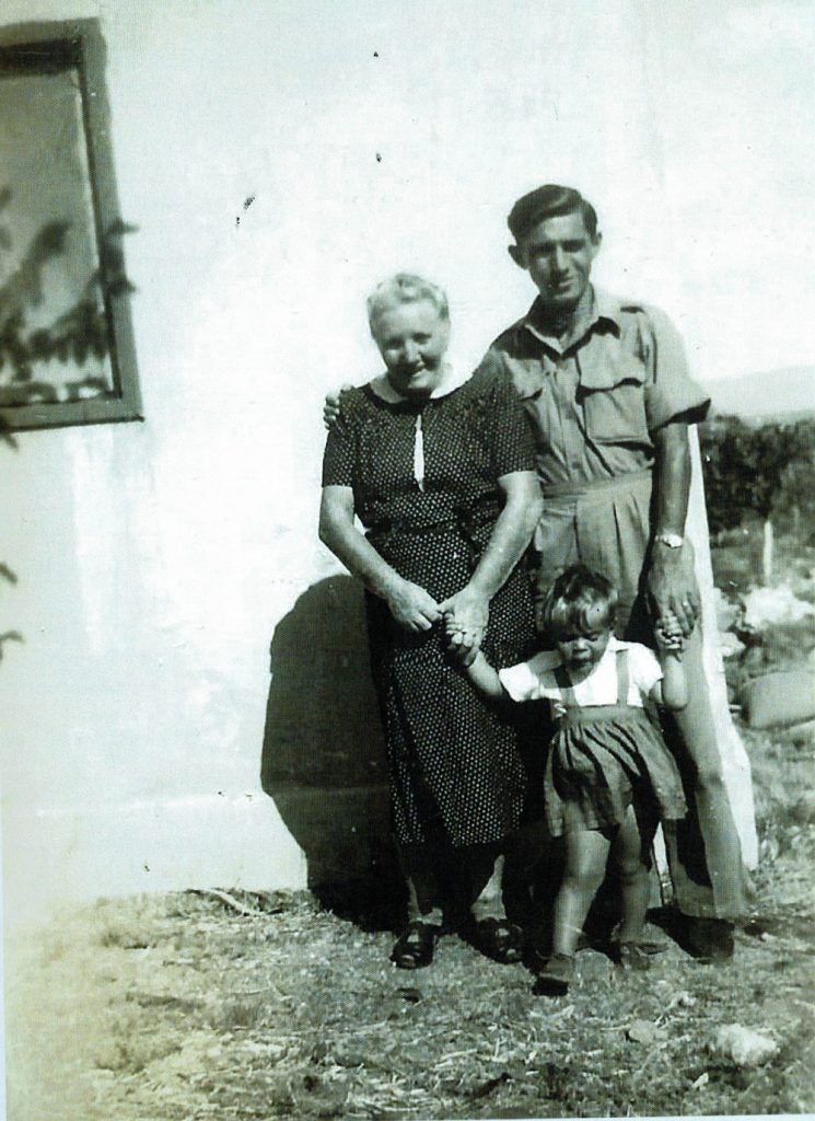 אבי יצחק קורט רייס עם אמו, סבתא פרל ובת דודתי חנה