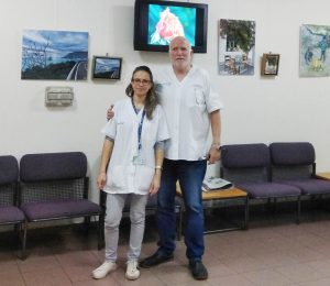 ד"ר קלינסקי עם האחות אנה באחת מפתיחות האחת התערוכות במרפאה