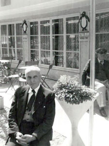 הסב, הוגו אופנהיימר, בפתח המסעדה,
שנות הארבעים